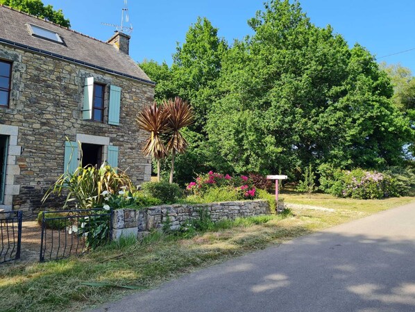 Property grounds - Peaceful family home on the edge of the forest. (Plumelec)