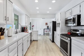 獨棟房屋 (San Rafael) | 私人廚房 | 電冰箱、微波爐、洗碗機、咖啡機/沖茶器