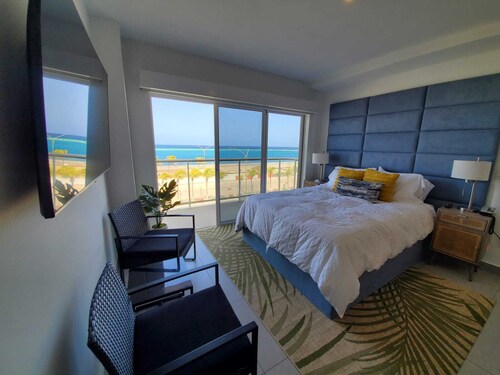 Majestic Studio Condo With Ocean and Harbour Views