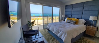 Majestic Studio Condo With Ocean and Harbour Views