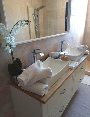 Bruser, hårtørrer, håndklæder, Sæbe