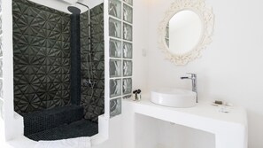 Chambre Double Royale | Salle de bain | Douche, articles de toilette gratuits, sèche-cheveux