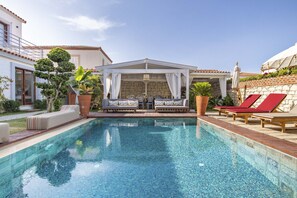 A swimming pool with lounge chairs and a covered seating area. - 777 Alaçatı (+16 Adult Only) (Cesme)