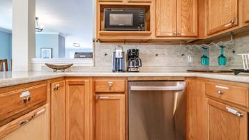 Kylskåp, mikrovågsugn, ugn och spishäll