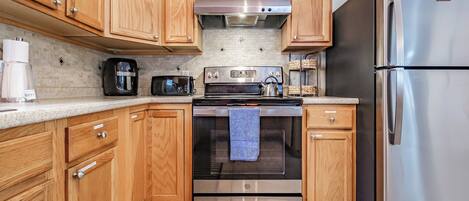 Køleskab, mikrobølgeovn, ovn, kogeplade