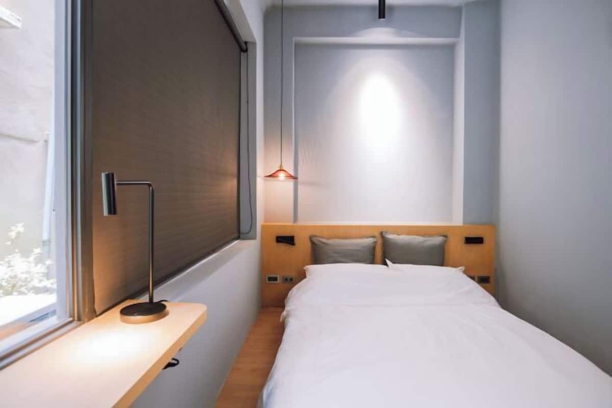 Cortinas blackout, wifi gratis y ropa de cama