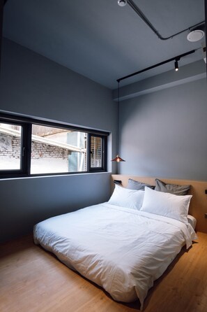 Cortinas blackout, wifi gratis y ropa de cama 
