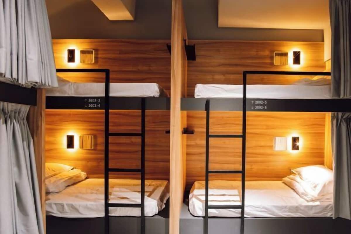 Cortinas blackout, wifi gratis y ropa de cama