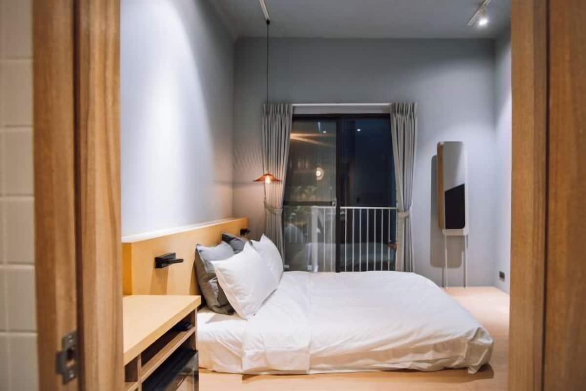 Cortinas blackout, wifi gratis y ropa de cama 