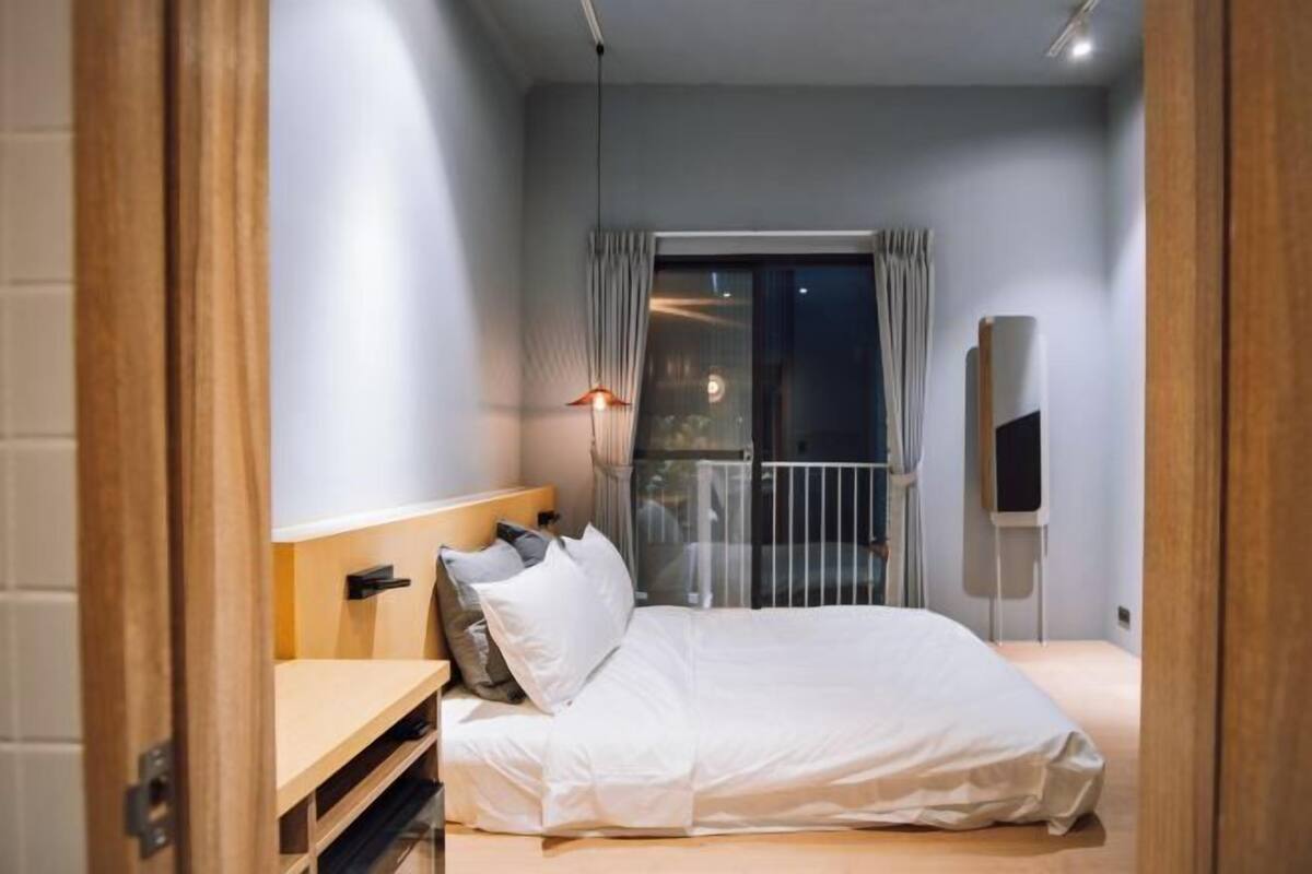 Cortinas blackout, wifi gratis y ropa de cama