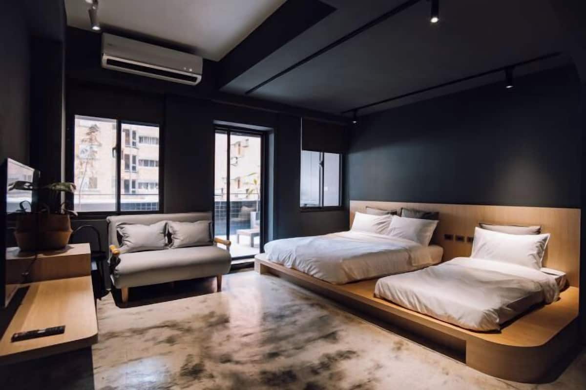 Cortinas blackout, wifi gratis y ropa de cama