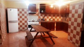 Oven, stovetop, cookware/dishes/utensils, spices