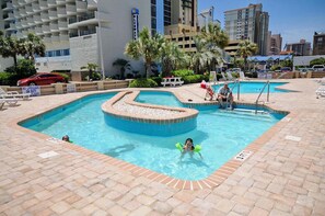 Una piscina cubierta, una piscina al aire libre