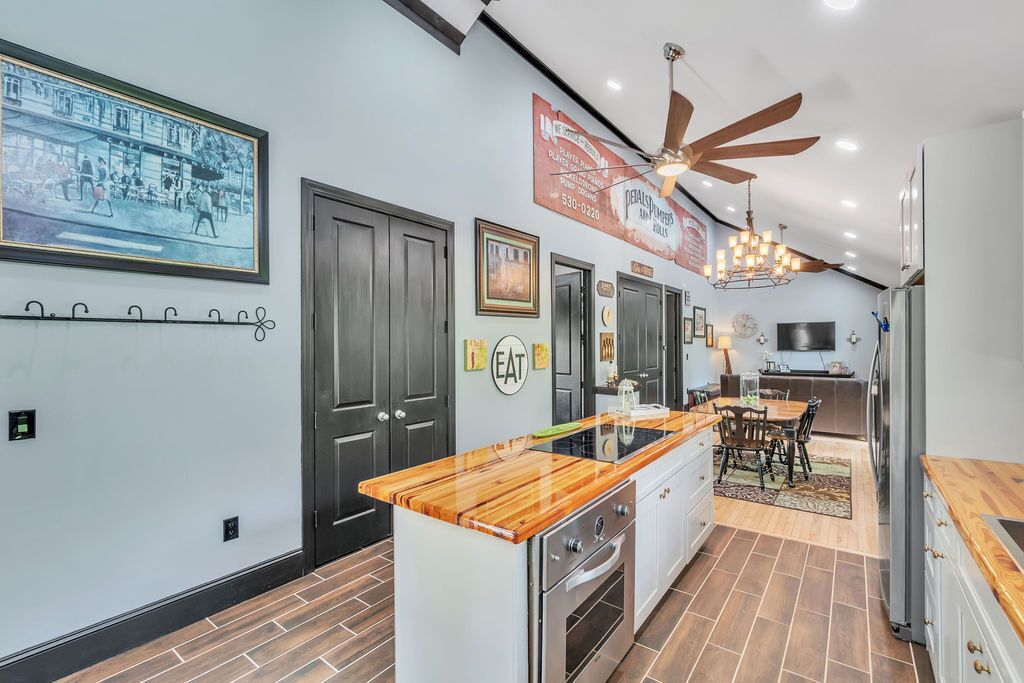 Cozy House on the Hill-Flexible Term for Traveling Professionals