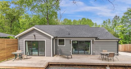 Cozy House on the Hill-Flexible Term for Traveling Professionals