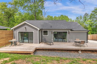 Cozy House on the Hill-Flexible Term for Traveling Professionals