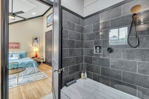 Combined shower/bathtub, hair dryer, towels, soap - Cozy House on the Hill-Flexible Term for Traveling Professionals (Greenville)