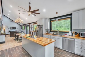 Fridge, microwave, oven, stovetop - Cozy House on the Hill-Flexible Term for Traveling Professionals (Greenville)