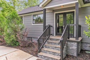 Exterior detail - Cozy House on the Hill-Flexible Term for Traveling Professionals (Greenville)