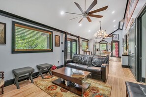 Smart TV, DVD player, books - Cozy House on the Hill-Flexible Term for Traveling Professionals (Greenville)
