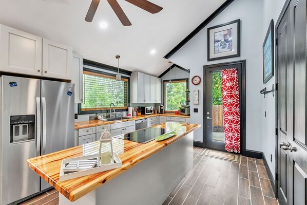 Fridge, microwave, oven, stovetop - Cozy House on the Hill-Flexible Term for Traveling Professionals (Greenville)