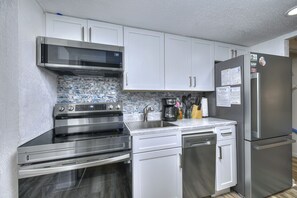 Kühlschrank, Mikrowelle, Ofen, Herdplatte