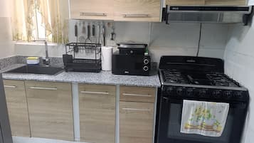 Refrigerador, microondas, horno y parrilla de estufa