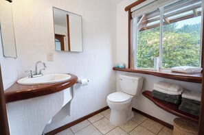 Douche, séchoir à cheveux, serviettes fournies, papier de toilette