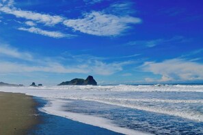 在海灘附近、沙灘巾