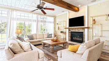 Televisión, futbolito y oficina