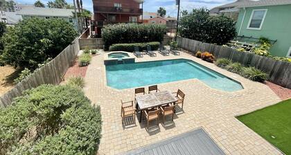 Amazing 5BR Entire house, private heated pool & Hot Tub 3 min walk to beach.
