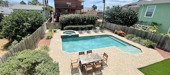 Amazing 5BR Entire house, private heated pool & Hot Tub 3 min walk to beach.