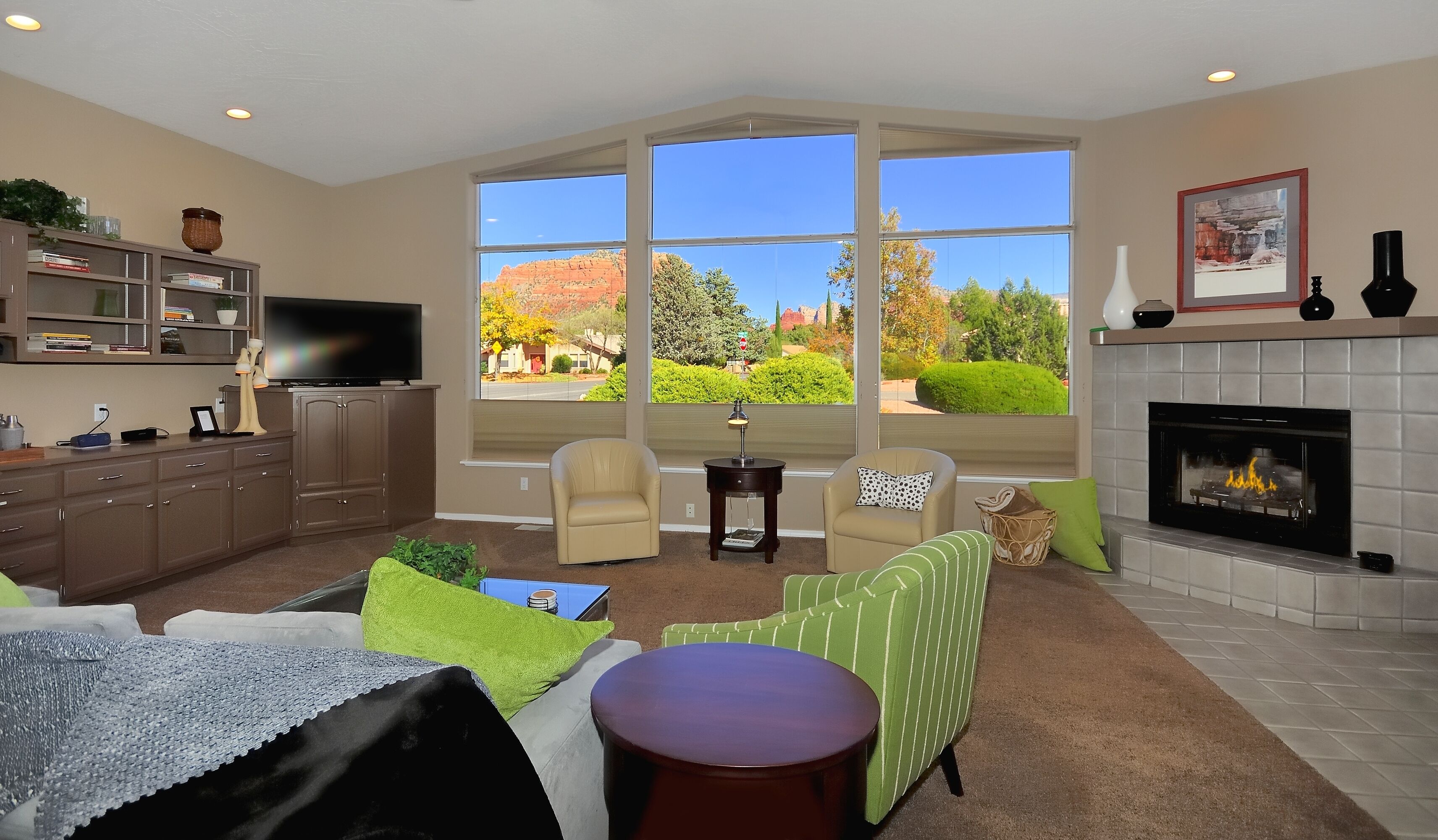Red Rock Views, HIKING HEAVEN!  LARGE OPEN CONCEPT HOME, GORGEOUS  Balcony!