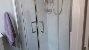 Apartment | Bilik Mandi | Pancuran mandi, pengering rambut, tuala disediakan, sabun