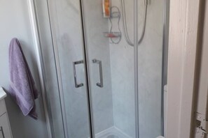 Departamento | Baño | Regadera, secadora de cabello, toallas, jabón 