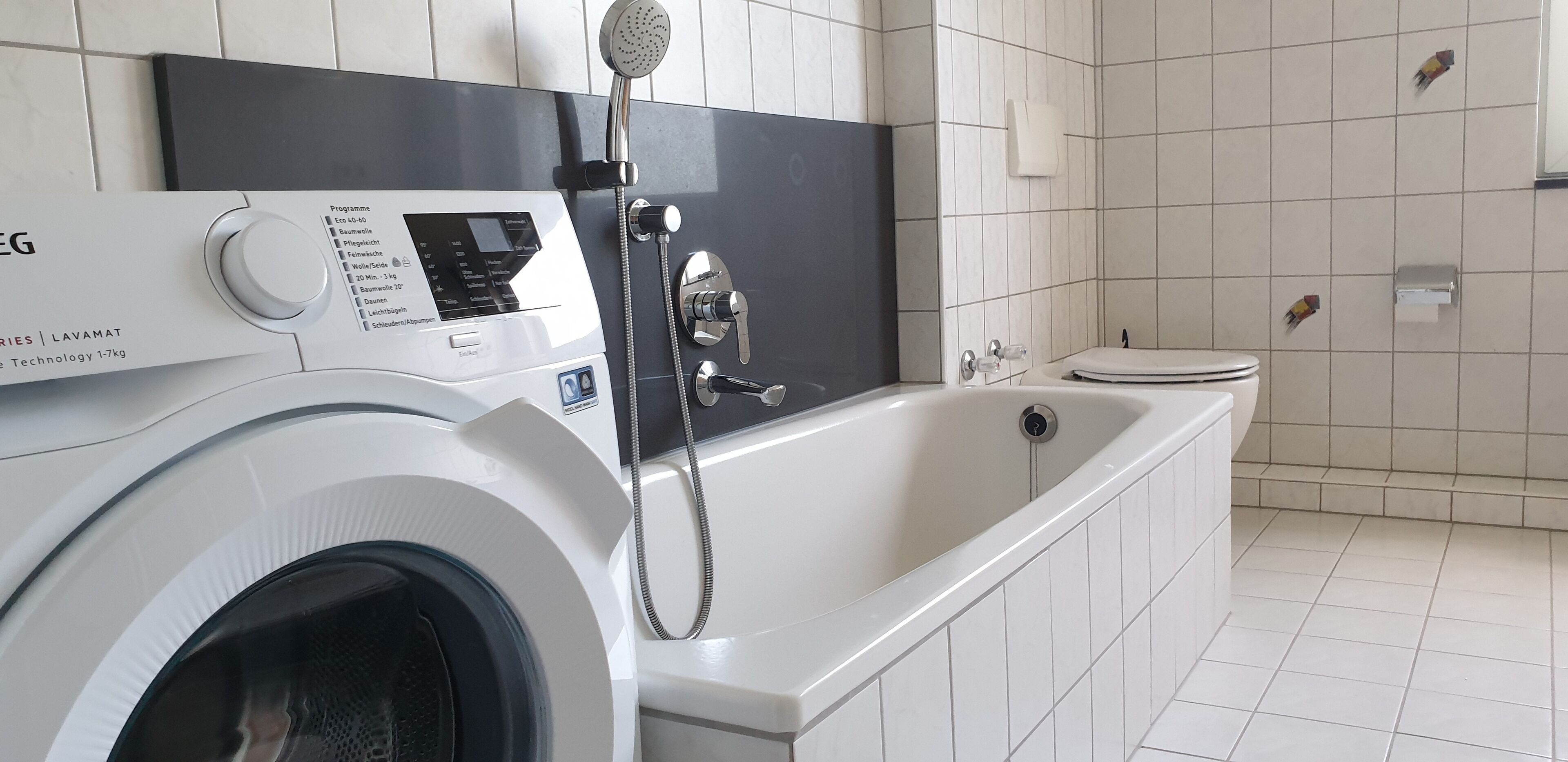 Badewanne, Haartrockner, Handtücher, Seife
