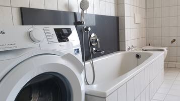Badewanne, Haartrockner, Handtücher, Seife