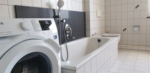 Badewanne, Haartrockner, Handtücher, Seife