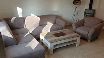 Smart TV, fireplace, video library, stereo