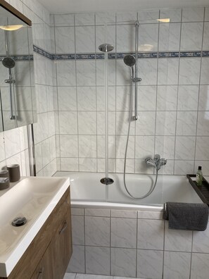Badewanne, Haartrockner, Handtücher, Toilettenpapier