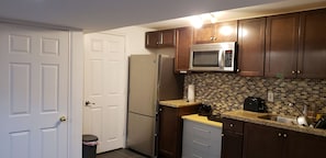 Kjøleskap, mikrobølgeovn, kokeplater og vannkoker