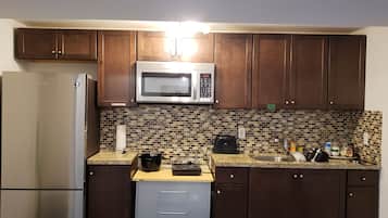 Réfrigérateur, micro-ondes, plaque de cuisson, bouilloire électrique