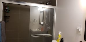 Dusj, hårføner, håndklær og såpe