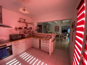 Fridge, microwave, oven, stovetop - Villa with breathtaking view of the Massif des Maures (Vidauban)