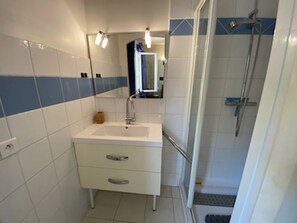 Douche, serviettes fournies
