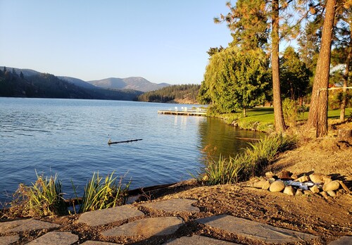 WATERFRONT home on Spokane River w/BOAT LAUNCH, firepit, hot tub, privacy, views