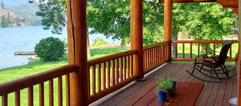 Waterfront home on Spokane River w/boat launch, firepit, hot tub, privacy, views