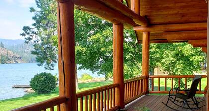 Waterfront home on Spokane River w/boat launch, firepit, hot tub, privacy, views