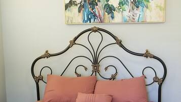 3 bedrooms, desk, free WiFi, bed sheets