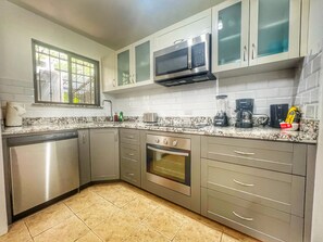 Een koelkast, een magnetron, een oven, een kookplaat